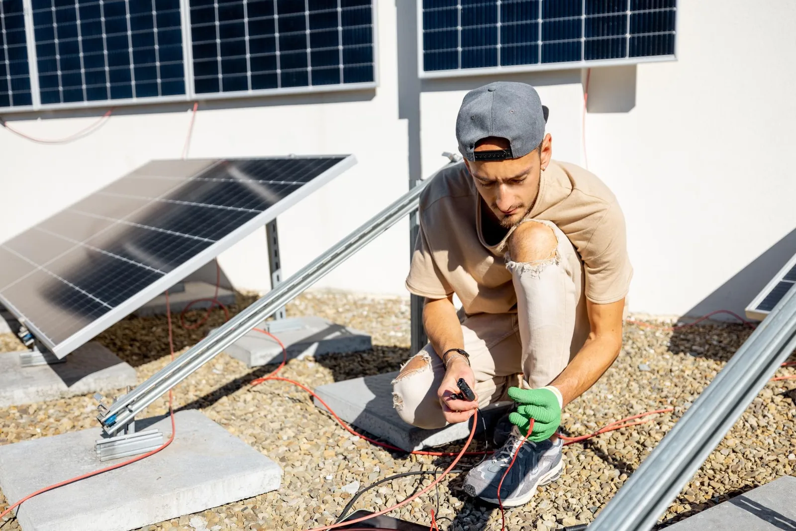 Installateur posant des panneaux solaires photovoltaïques, achat, installation et raccordement sur toiture